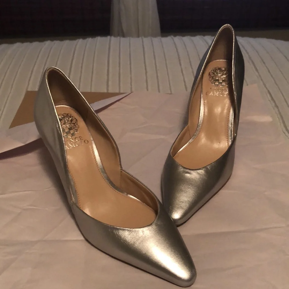 NWB Vince Camuto, Karala Silver pointed toe and tapered heel pumps, Size 7.5